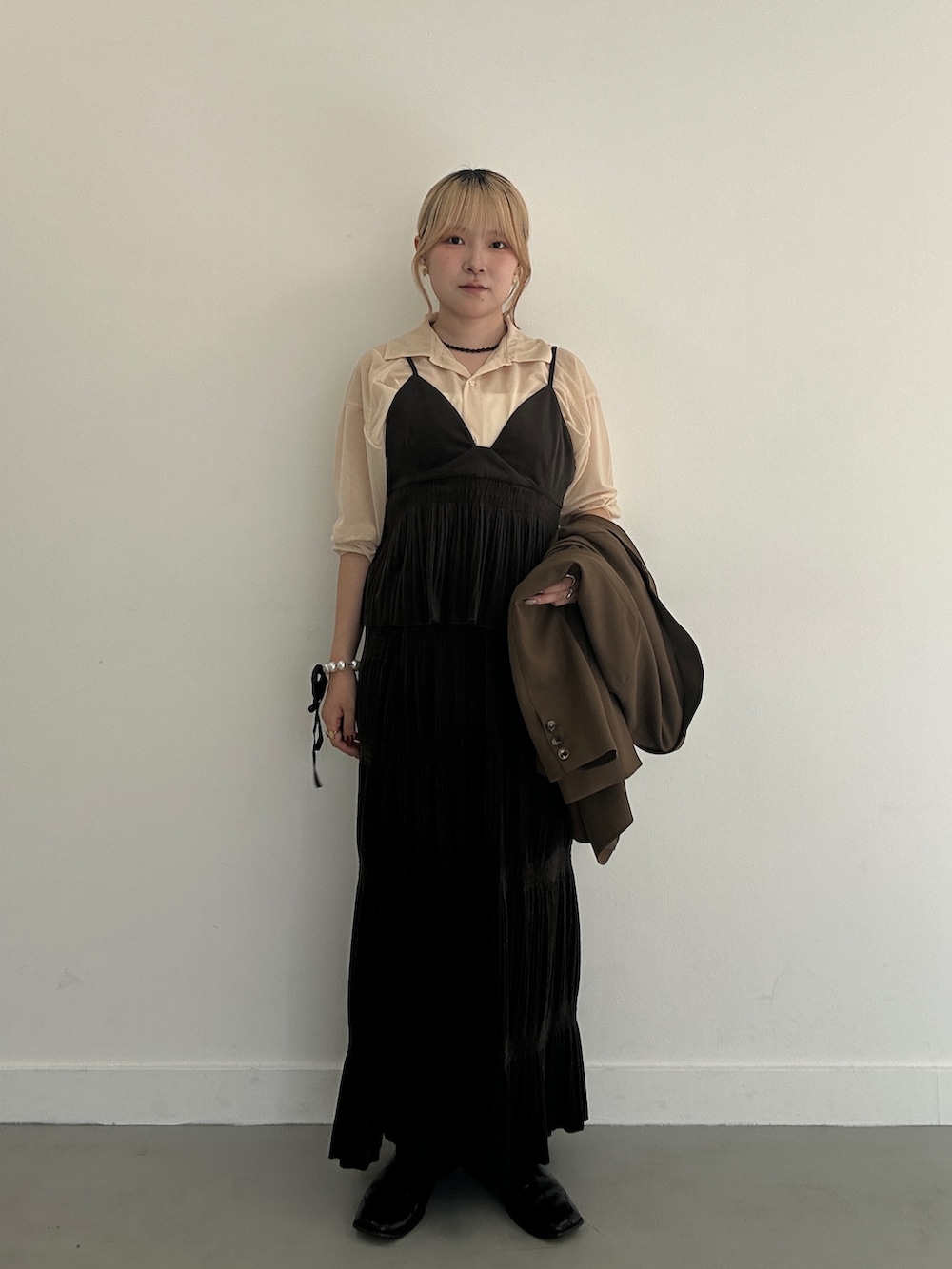 ブラウン系のワンピース、ブラック系のその他シューズ、ブラウン系のその他アウターを着用したレディースの秋コーディネートの2枚目の写真