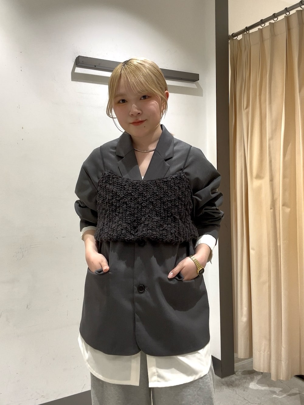 グレー系のその他パンツ、ブラック系のパンプス、グレー系のニット/セーターを着用したレディースの春コーディネートの4枚目の写真