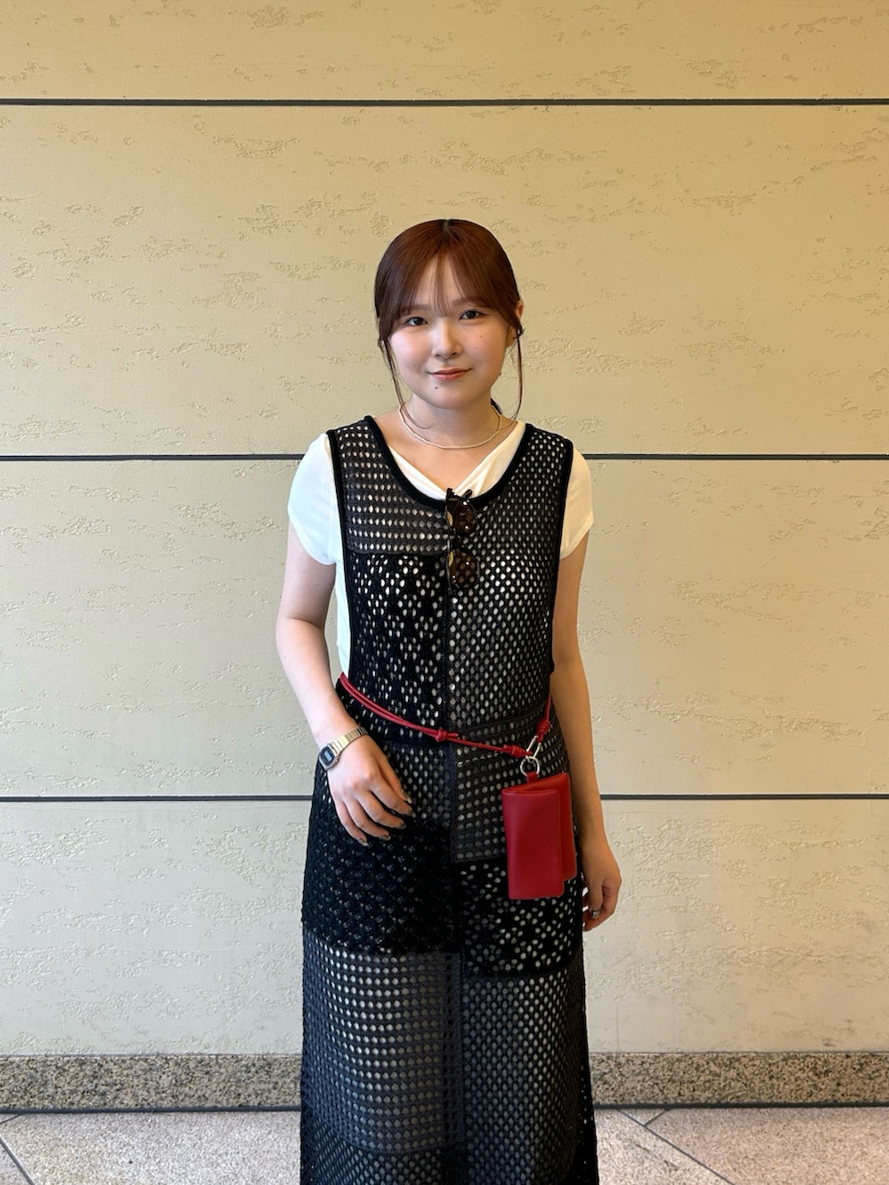グレー系のワンピース、ホワイト系のTシャツ/カットソー、ブルー系のデニムパンツを着用したレディースの夏コーディネートの4枚目の写真