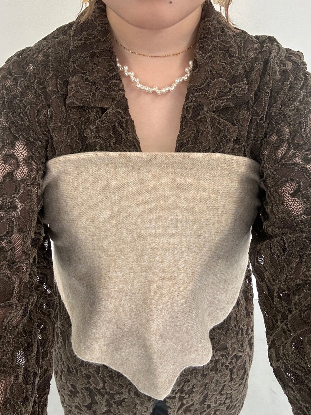 グレー系のその他パンツ、ブラック系のその他シューズ、ブラウン系のその他アウターを着用したレディースの秋コーディネートの5枚目の写真