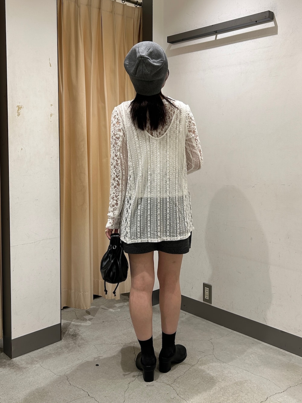 ホワイト系のカーディガン/ボレロ、ブラック系のサンダル、ブラック系のハンドバッグを着用したレディースの夏コーディネートの3枚目の写真