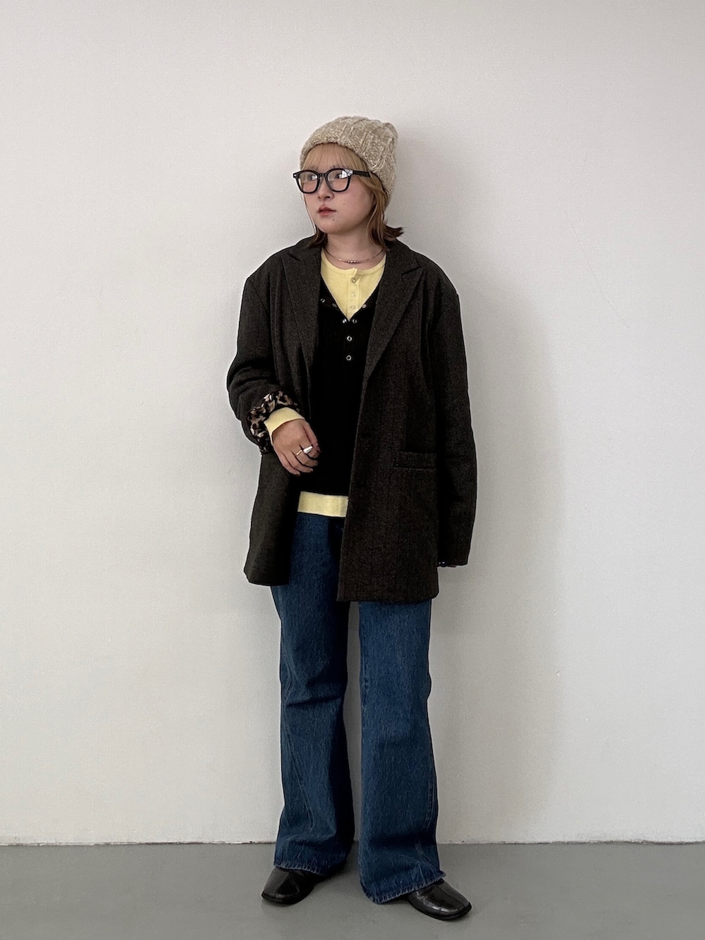 グレー系のその他シューズ、ブラウン系のニット/セーター、ブラウン系のその他アウターを着用したレディースの秋コーディネートの2枚目の写真