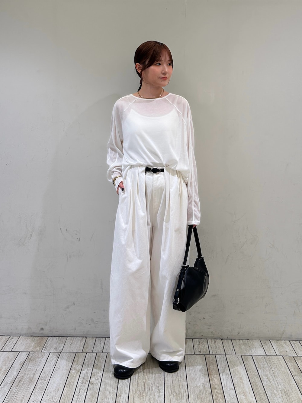ホワイト系のその他パンツ、ブラック系のショルダーバッグ、ブラック系のサンダルを着用したレディースの秋コーディネートの2枚目の写真