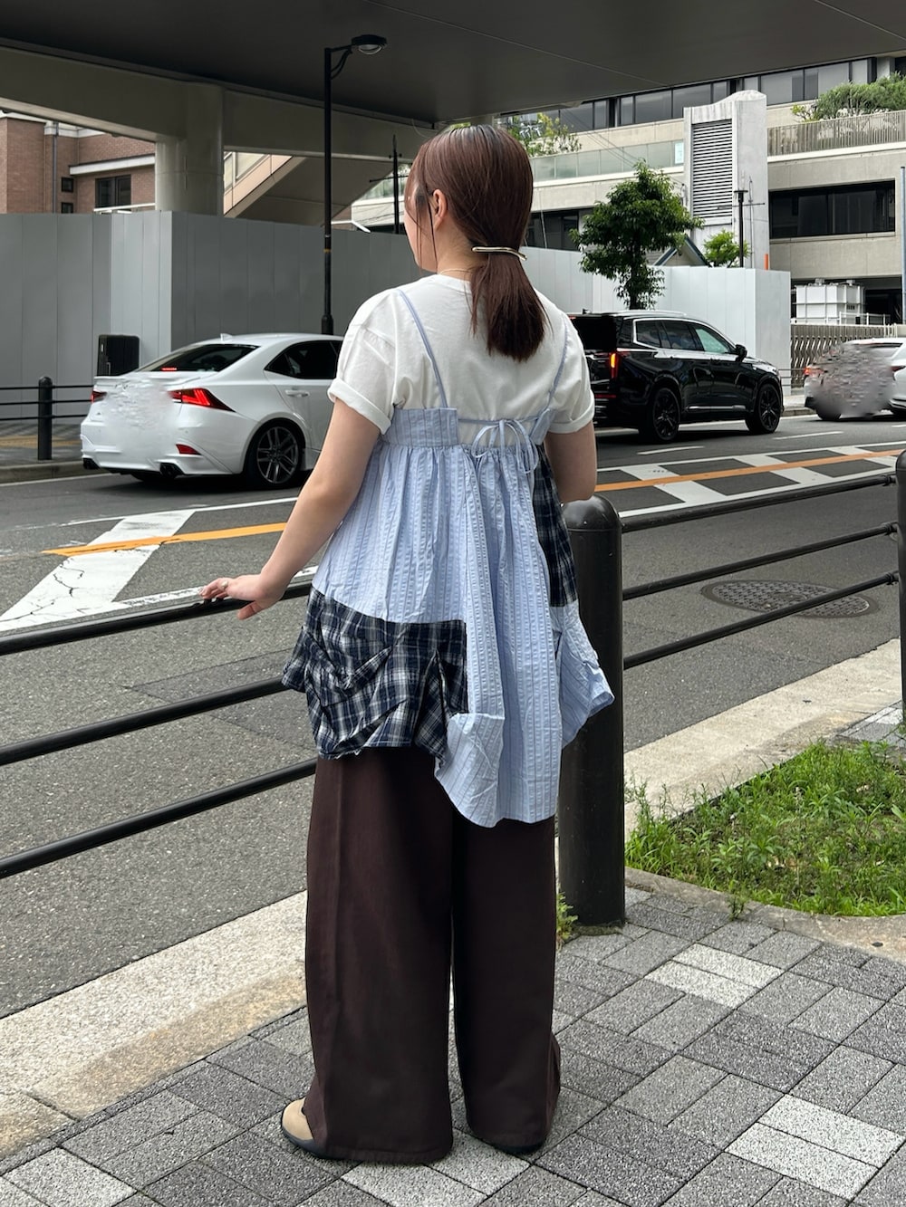 ブルー系のワンピース、ホワイト系のTシャツ/カットソー、ブラウン系のその他パンツを着用したレディースの夏コーディネートの4枚目の写真