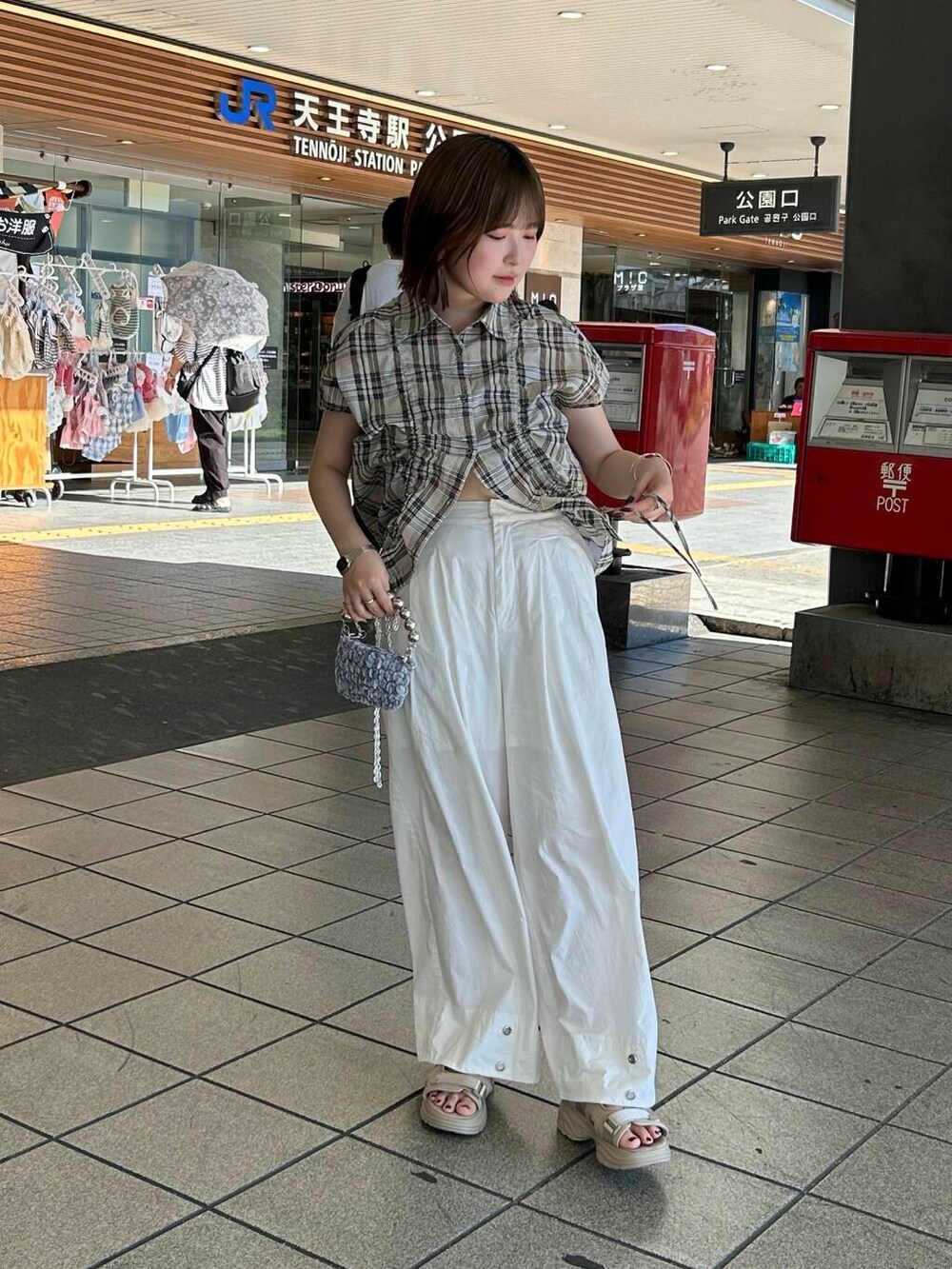 ホワイト系のその他パンツ、グレー系のショルダーバッグ、ベージュ系のシャツ/ブラウスを着用したレディースの夏コーディネートの3枚目の写真