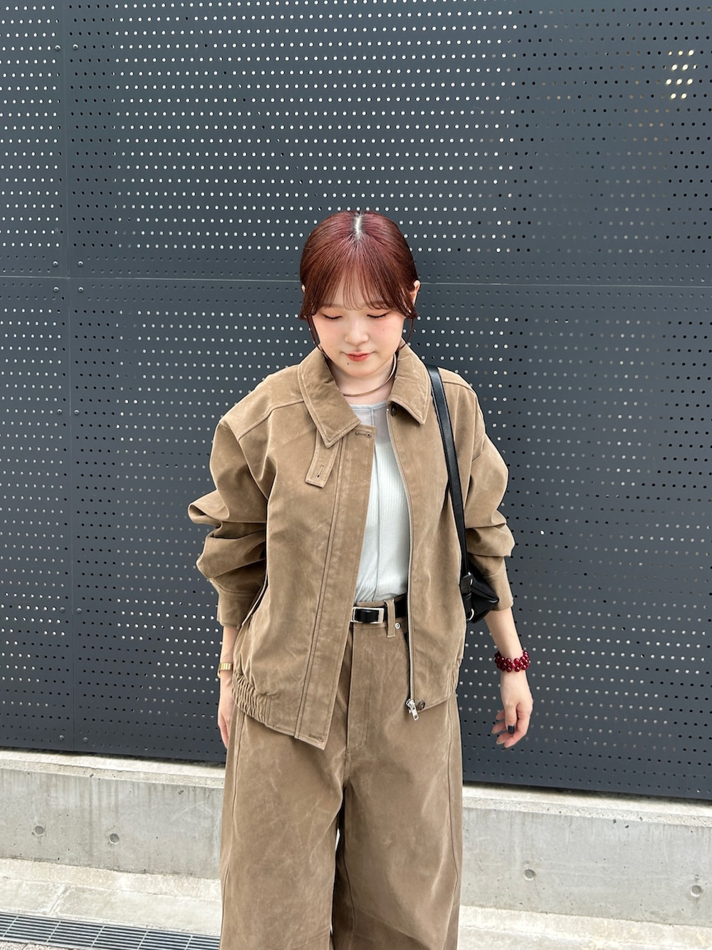 ベージュ系のその他パンツ、ベージュ系のブルゾン、ブルー系のTシャツ/カットソーを着用したレディースの夏コーディネートの5枚目の写真
