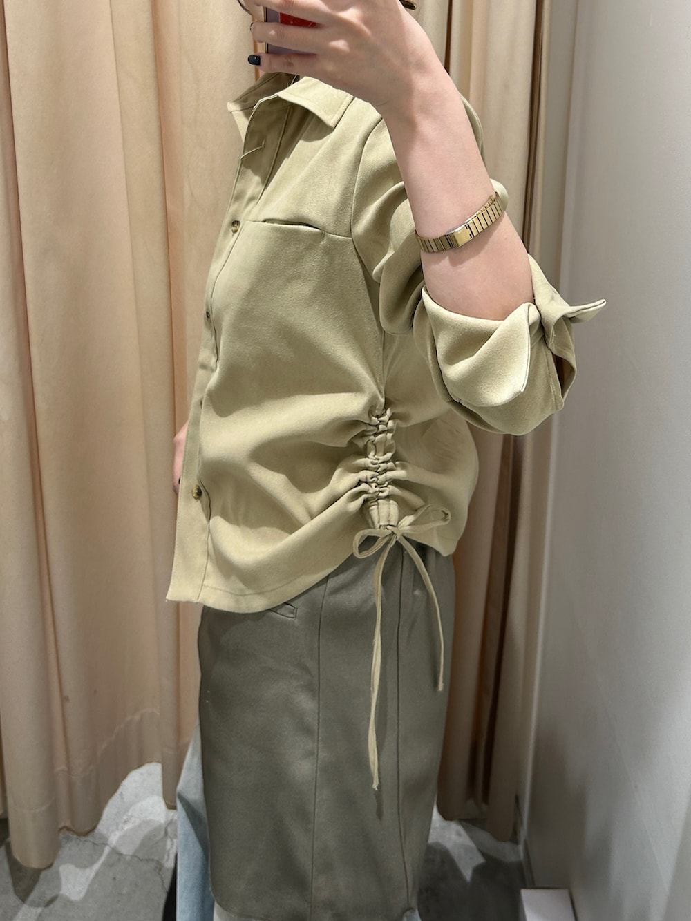 ベージュ系のシャツ/ブラウス、グレー系のスカート、ブルー系のデニムパンツを着用したレディースの夏コーディネートの5枚目の写真