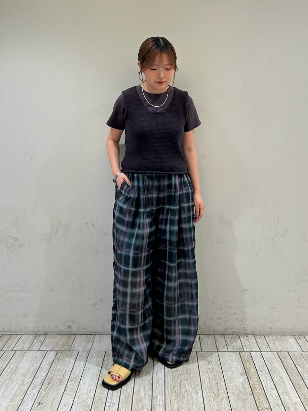 グレー系のベスト、グレー系のTシャツ/カットソー、グリーン系のその他パンツを着用したレディースの夏コーディネートの2枚目の写真