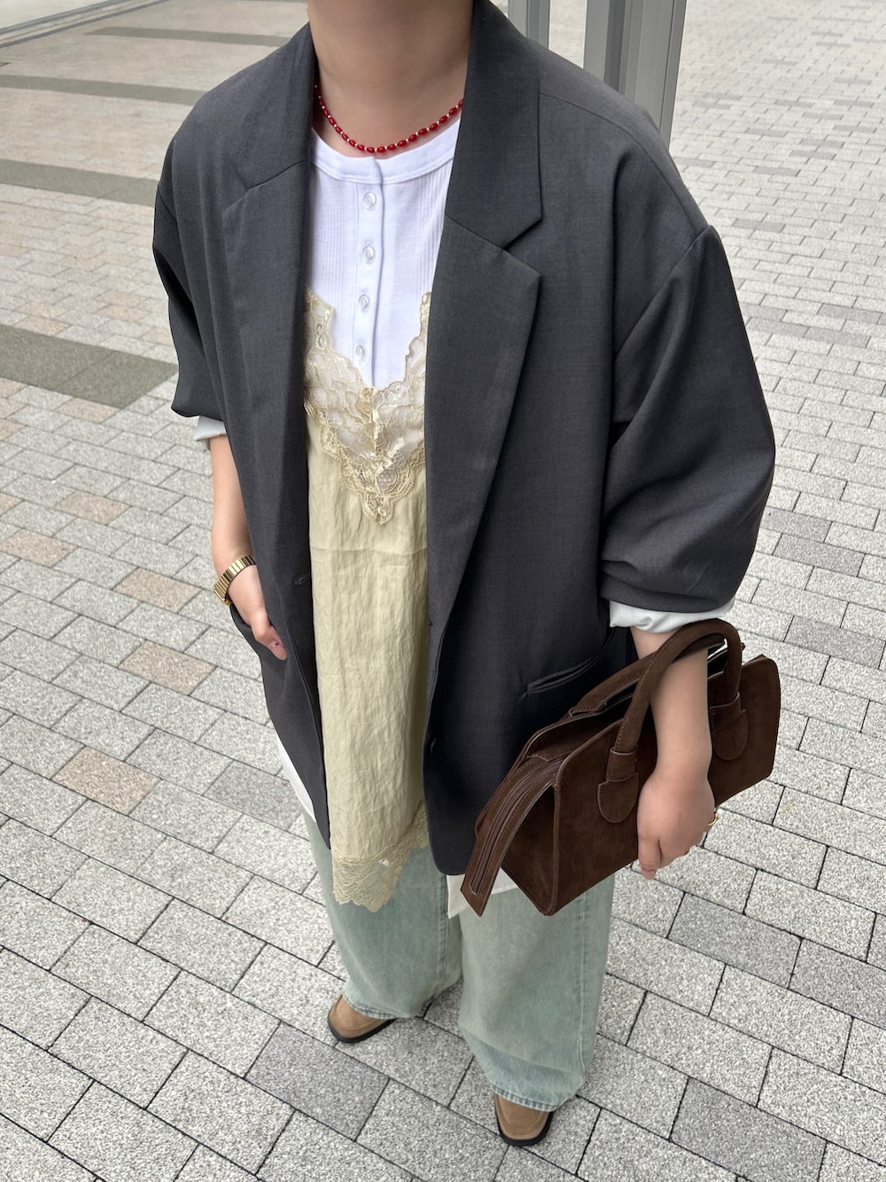 グレー系のその他アウター、ブルー系のデニムパンツ、ベージュ系のローファーを着用したレディースの春コーディネートの6枚目の写真