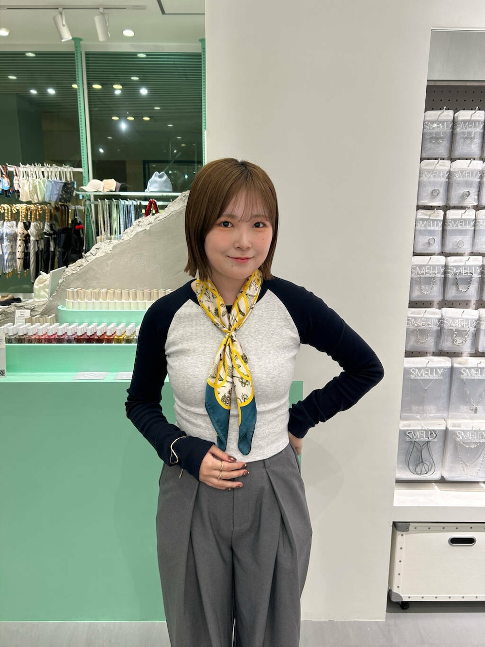 ブラック系のショルダーバッグ、イエロー系のバンダナ/スカーフ、ゴールド系のバングル/リストバンドを着用したレディースの春コーディネートの4枚目の写真