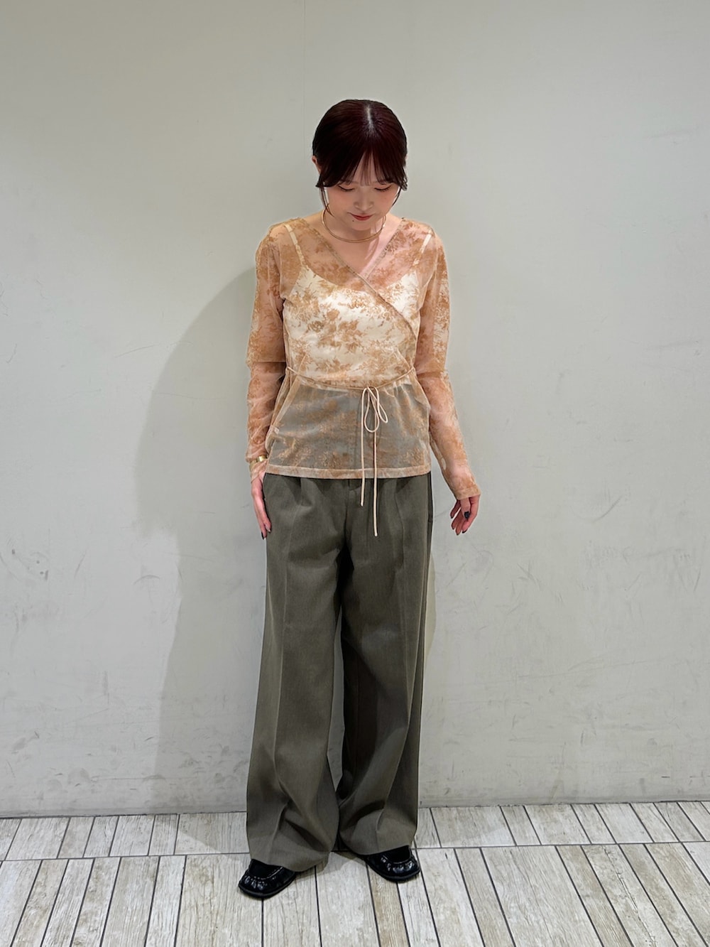 ベージュ系のTシャツ/カットソー、グリーン系のその他パンツ、ブラック系のローファーを着用したレディースの夏コーディネートの2枚目の写真