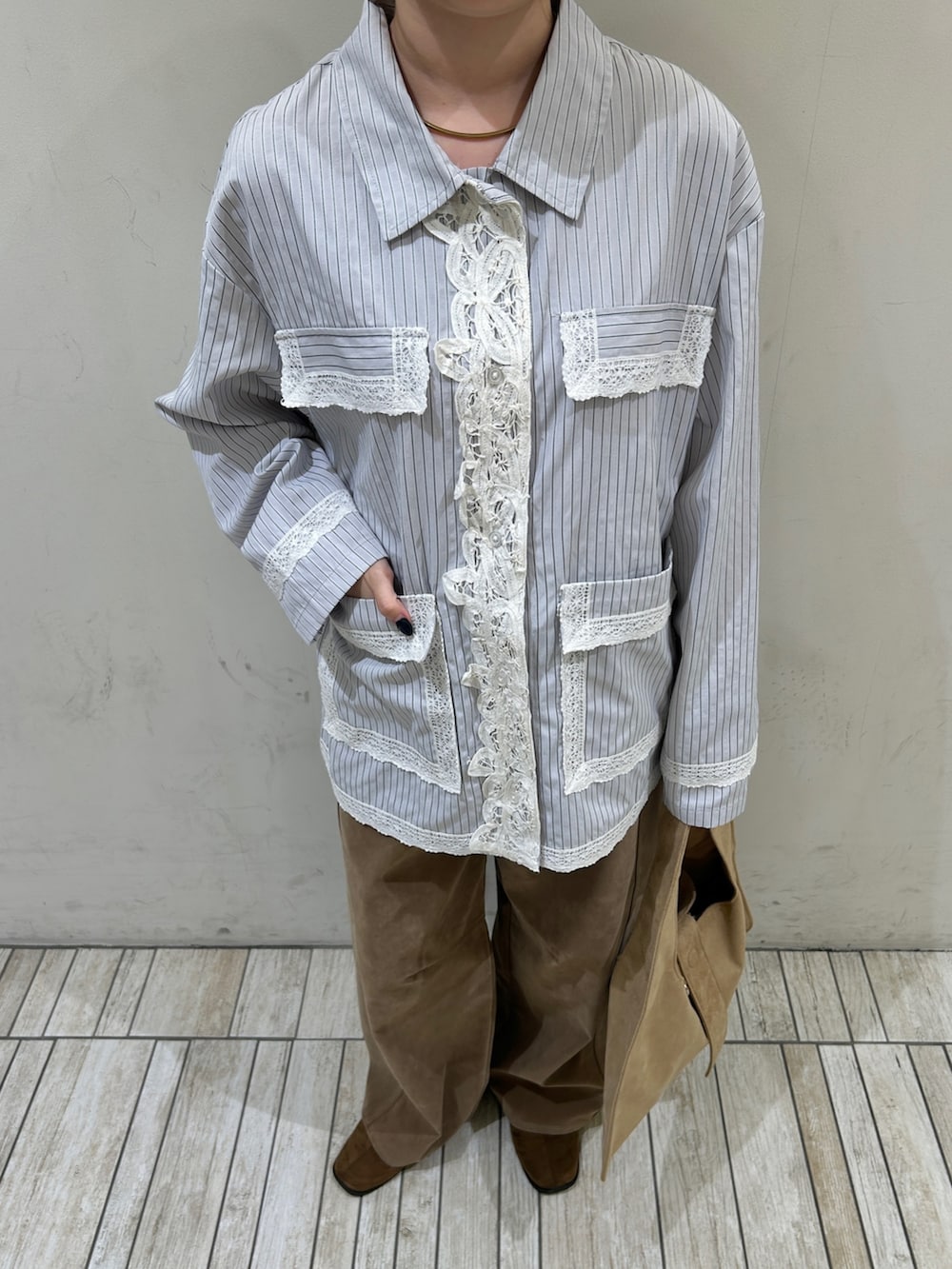ブルー系のシャツ/ブラウス、ベージュ系のその他パンツ、ブラウン系のその他シューズを着用したレディースの秋コーディネートの6枚目の写真
