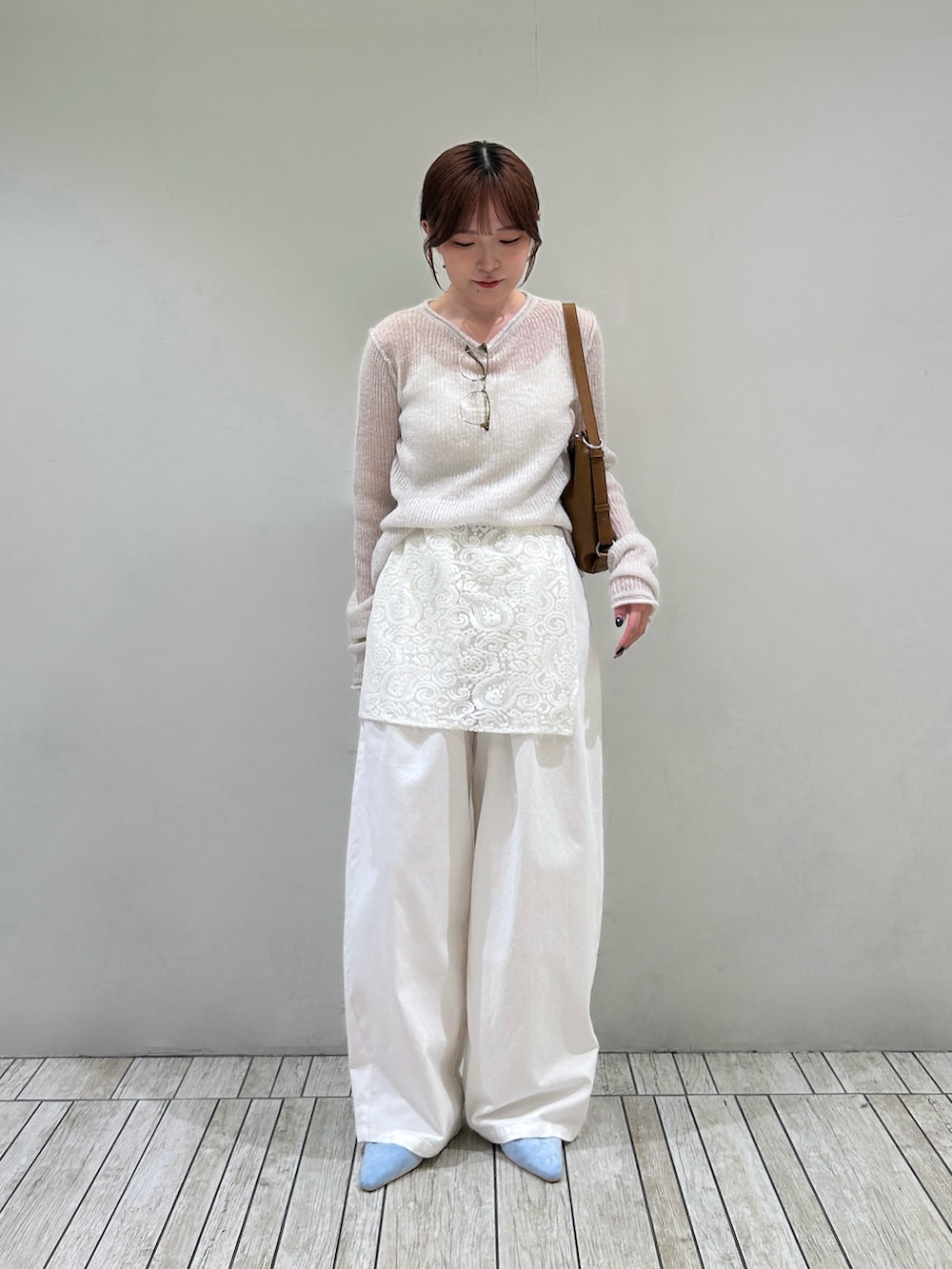 ホワイト系のその他パンツ、ブルー系のサンダル、イエロー系のショルダーバッグを着用したレディースの秋コーディネートの2枚目の写真