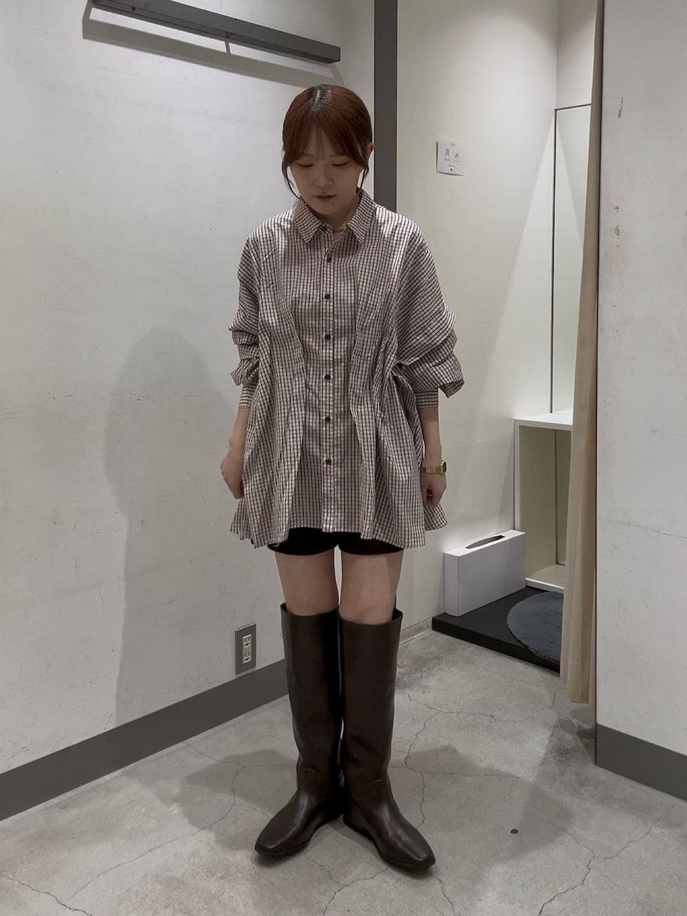 ピンク系のシャツ/ブラウス、ブラウン系のその他パンツ、ブラウン系のブーツを着用したレディースの秋コーディネートの3枚目の写真