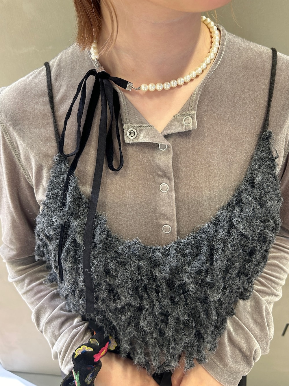 グレー系のその他トップス、ブラック系のその他パンツ、ブラック系のその他シューズを着用したレディースの秋コーディネートの5枚目の写真