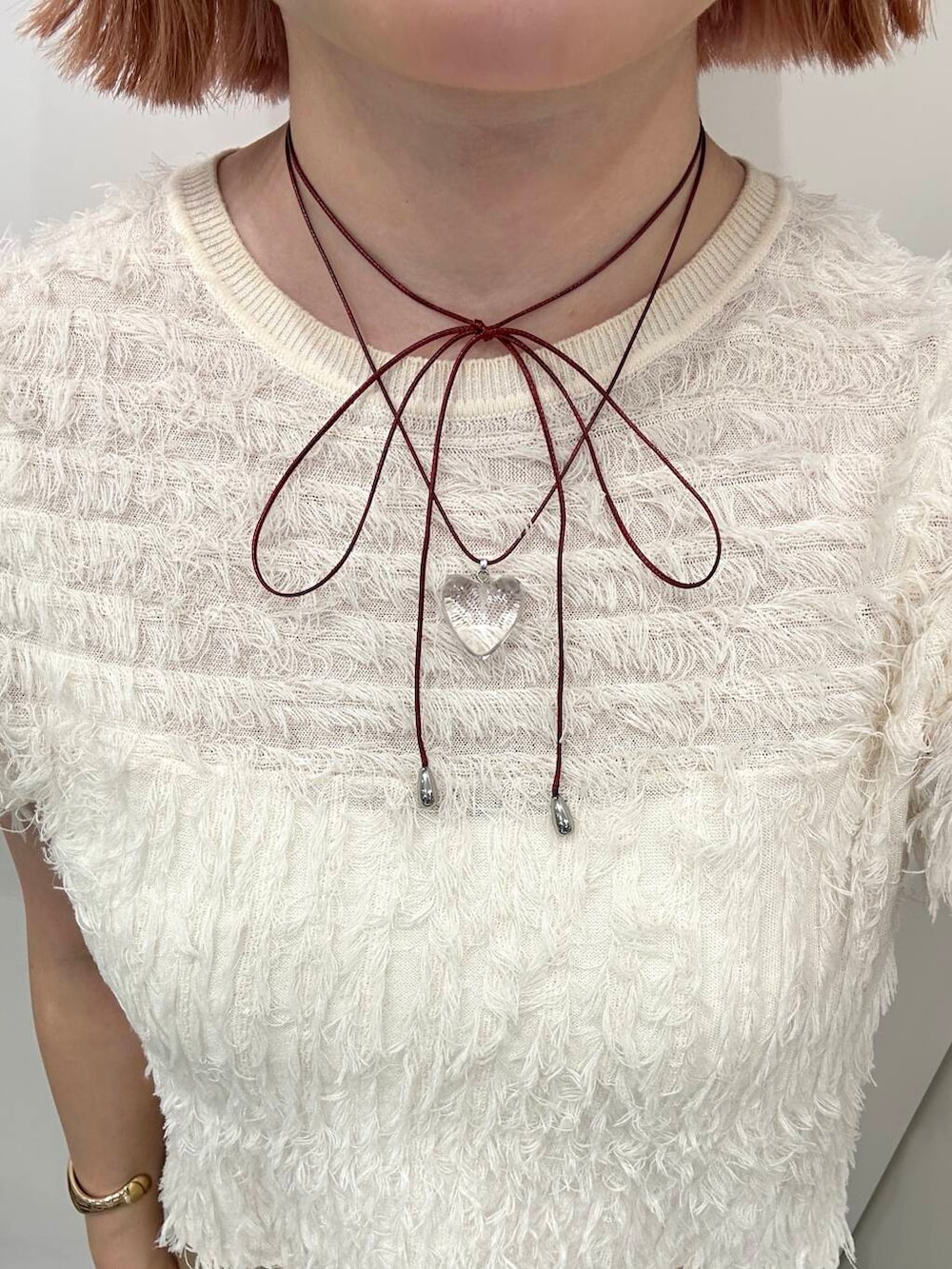 ベージュ系のその他パンツ、ホワイト系のブレスレット、レッド系のネックレスを着用したレディースの夏コーディネートの3枚目の写真