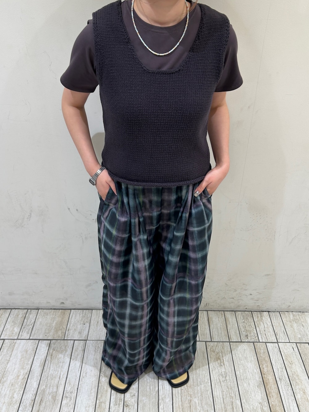 グレー系のベスト、グレー系のTシャツ/カットソー、グリーン系のその他パンツを着用したレディースの夏コーディネートの3枚目の写真