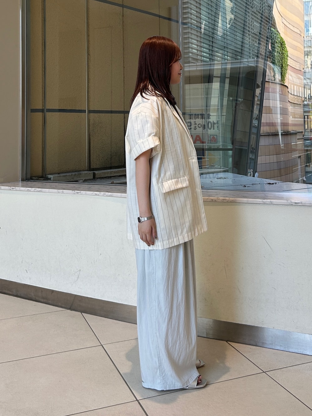 ブルー系のその他パンツ、シルバー系のサンダル、ブラック系のショルダーバッグを着用したレディースの夏コーディネートの2枚目の写真