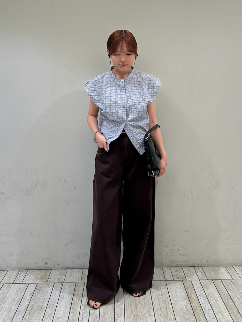 ブルー系のシャツ/ブラウス、ブラウン系のその他パンツ、ブラック系のショルダーバッグを着用したレディースの夏コーディネートの2枚目の写真