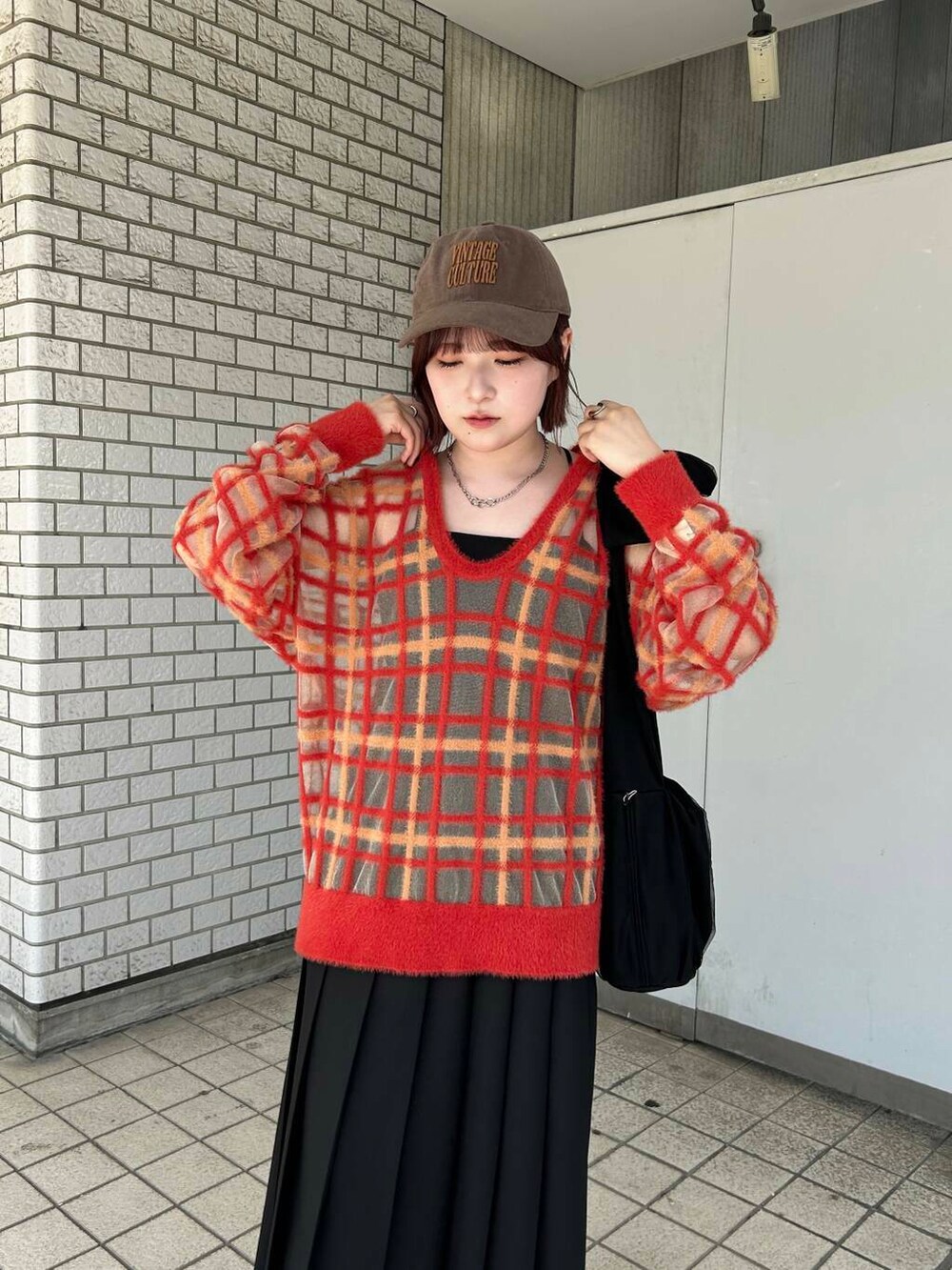 ブラック系のキャミソール、ブラック系のサンダル、ブラック系のワンピースを着用したレディースの夏コーディネートの6枚目の写真