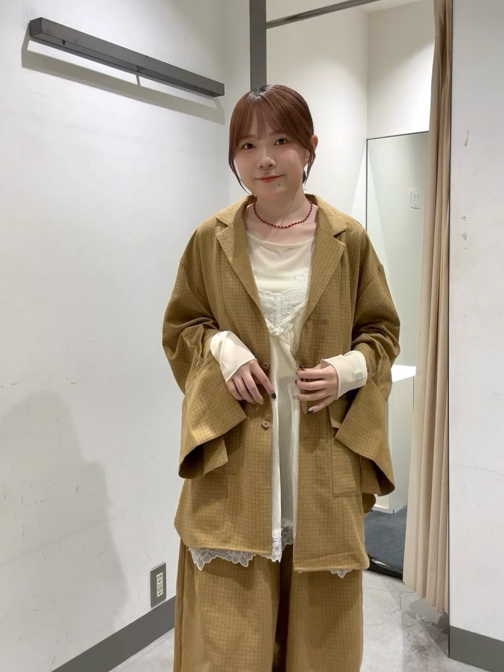 イエロー系のその他パンツ、ホワイト系のTシャツ/カットソー、ブラック系のサンダルを着用したレディースの秋コーディネートの4枚目の写真