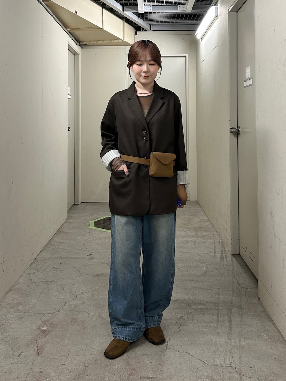グレー系のカーディガン/ボレロ、ブラウン系のその他シューズ、ブルー系のデニムパンツを着用したレディースの秋コーディネートの2枚目の写真