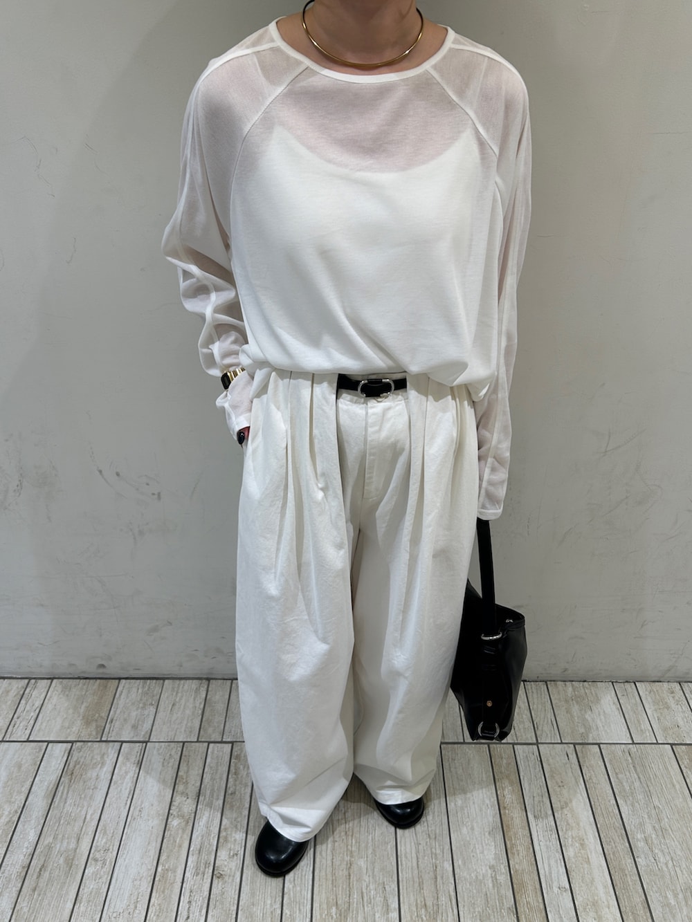 ホワイト系のその他パンツ、ブラック系のショルダーバッグ、ブラック系のサンダルを着用したレディースの秋コーディネートの5枚目の写真