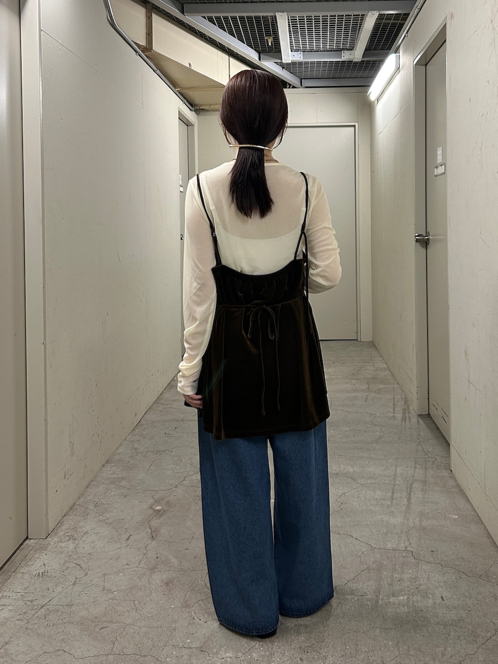 ブラウン系のTシャツ/カットソー、ブルー系のデニムパンツ、グレー系のその他シューズを着用したレディースの夏コーディネートの4枚目の写真