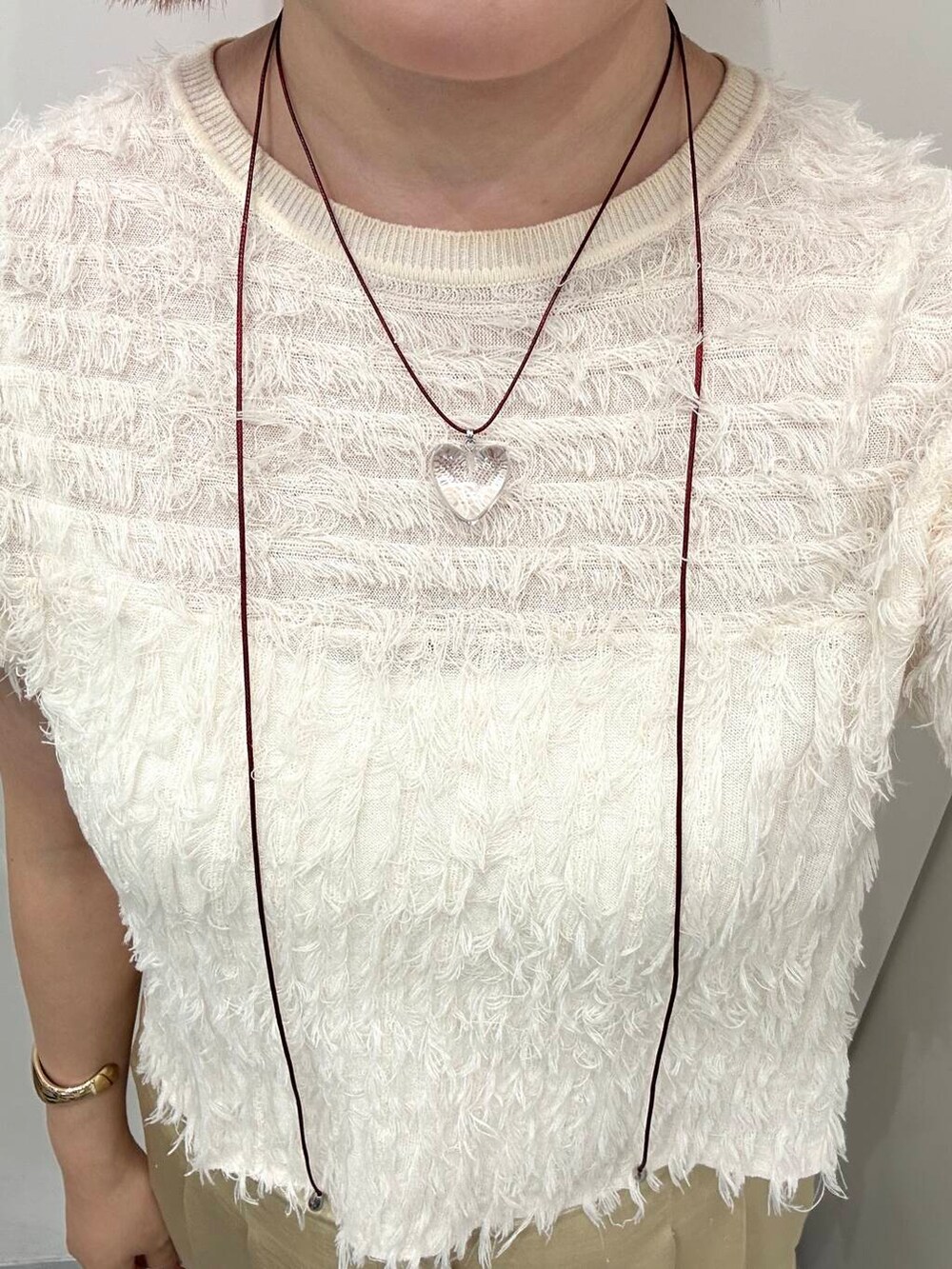 ベージュ系のその他パンツ、ホワイト系のブレスレット、レッド系のネックレスを着用したレディースの夏コーディネートの4枚目の写真