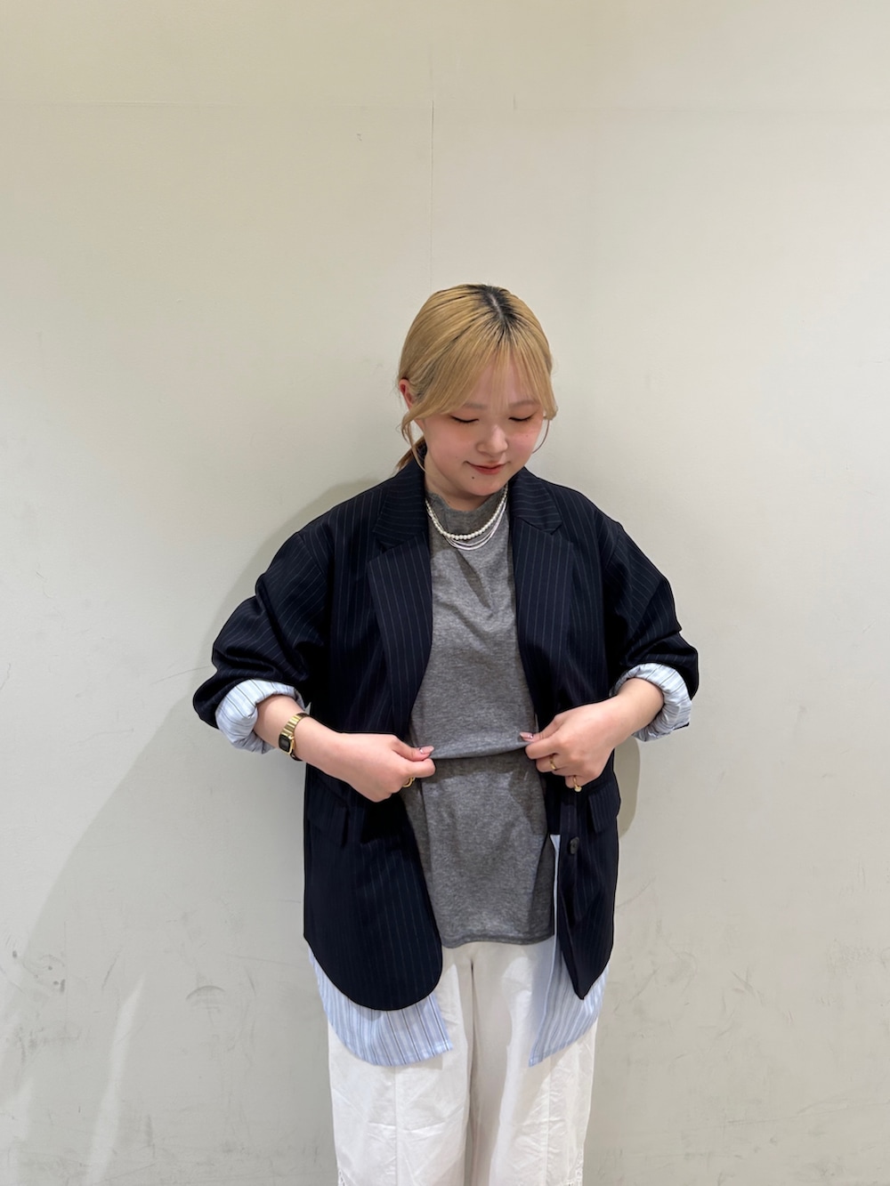 グレー系のTシャツ/カットソー、ブルー系のその他アウター、ホワイト系のその他パンツを着用したレディースの春コーディネートの4枚目の写真