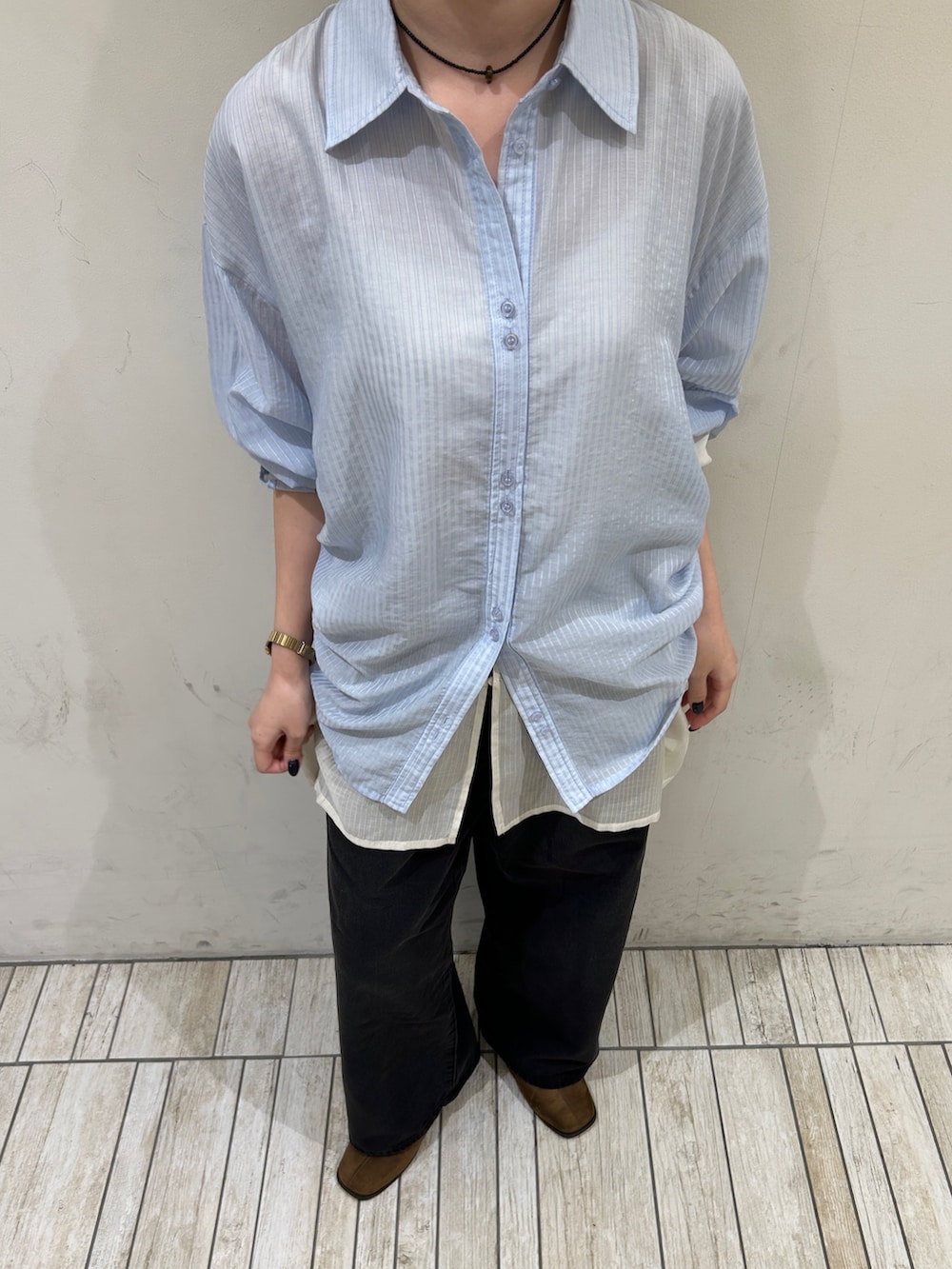 ブルー系のシャツ/ブラウス、ブラック系のデニムパンツ、ブラウン系のその他シューズを着用したレディースの夏コーディネートの5枚目の写真
