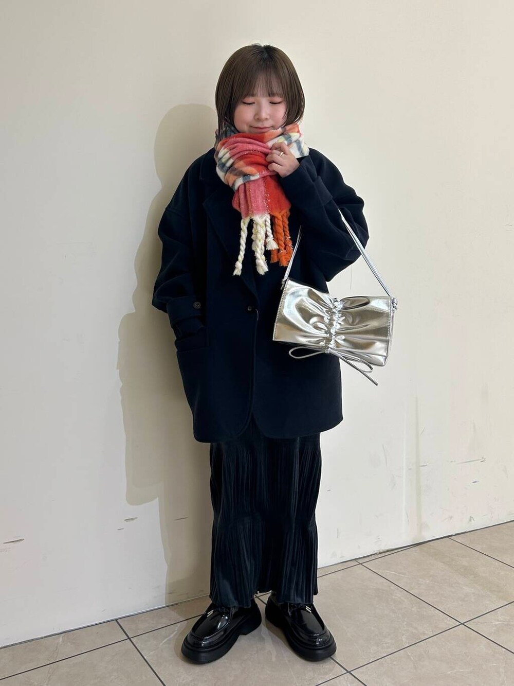 ブルー系のステンカラーコート、ブラック系のローファー、ホワイト系のシャツ/ブラウスを着用したレディースの冬コーディネートの3枚目の写真