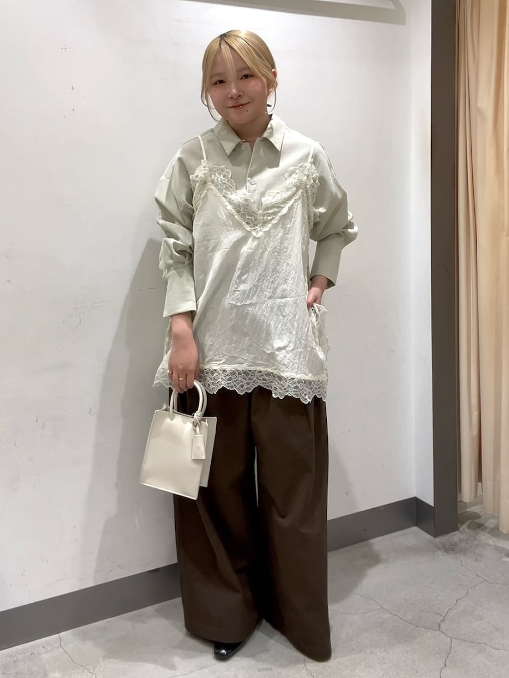 グリーン系のシャツ/ブラウス、ホワイト系のキャミソール、ブラウン系のその他パンツを着用したレディースの春コーディネートの2枚目の写真