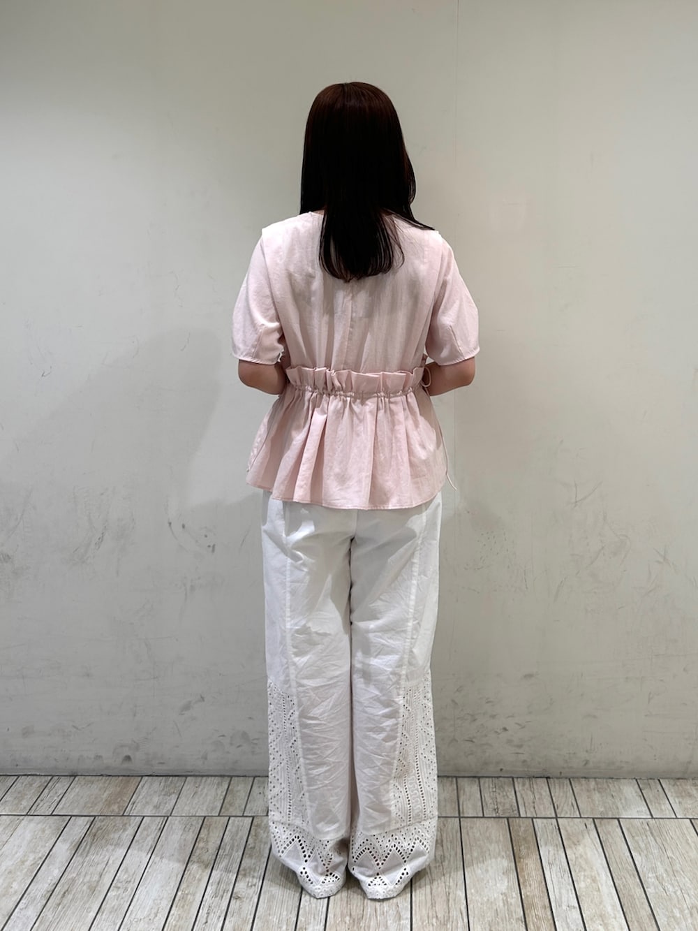 ピンク系のシャツ/ブラウス、ホワイト系のその他パンツ、シルバー系のサンダルを着用したレディースの夏コーディネートの5枚目の写真