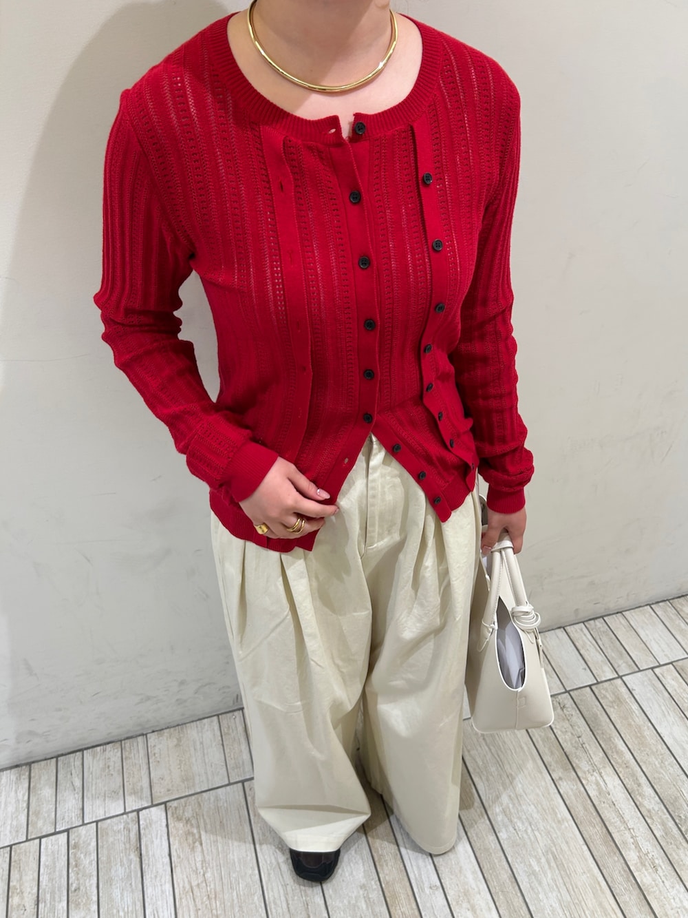 ホワイト系のその他パンツ、ホワイト系のハンドバッグ、レッド系のニット/セーターを着用したレディースの春コーディネートの7枚目の写真