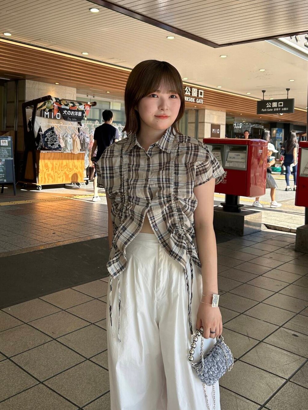 ホワイト系のその他パンツ、グレー系のショルダーバッグ、ベージュ系のシャツ/ブラウスを着用したレディースの夏コーディネートの5枚目の写真