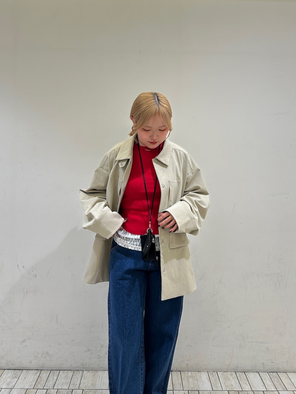 ベージュ系のその他アウター、ブルー系のデニムパンツ、グレー系のその他シューズを着用したレディースの春コーディネートの4枚目の写真