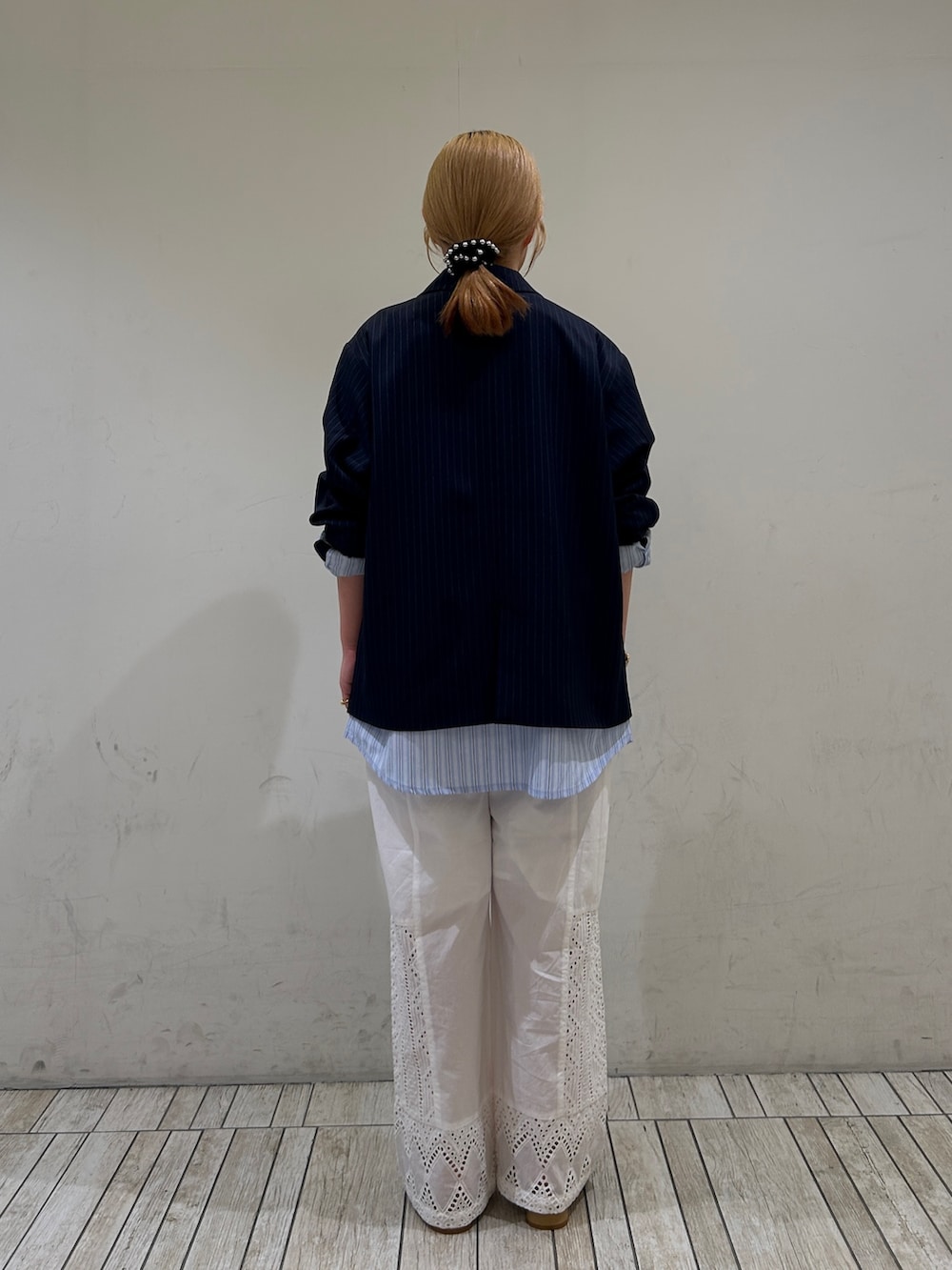 グレー系のTシャツ/カットソー、ブルー系のその他アウター、ホワイト系のその他パンツを着用したレディースの春コーディネートの3枚目の写真