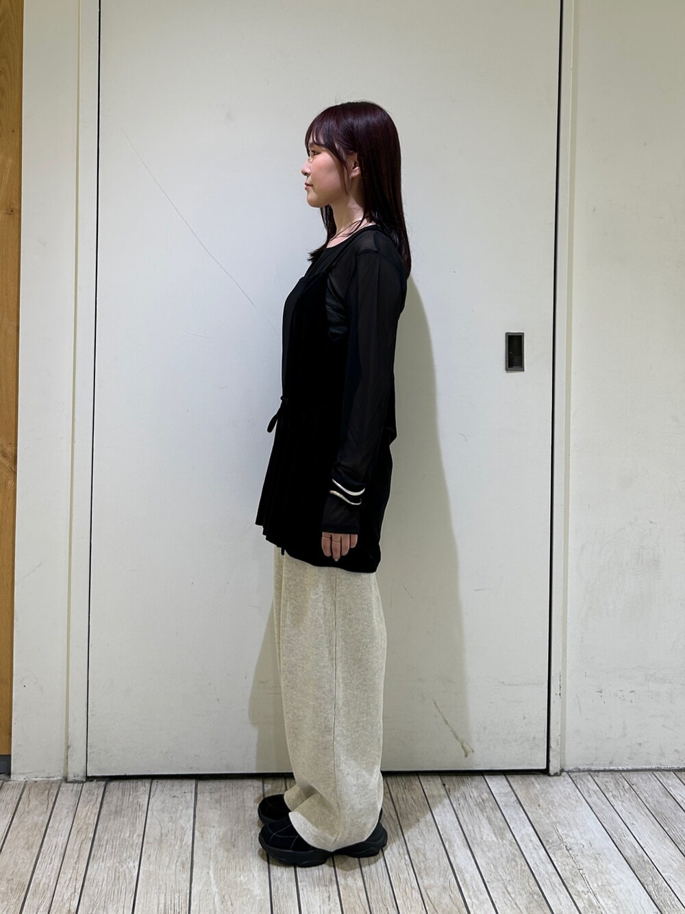 ブラック系のTシャツ/カットソー、ベージュ系のその他パンツ、ブラック系のスニーカーを着用したレディースの夏コーディネートの3枚目の写真