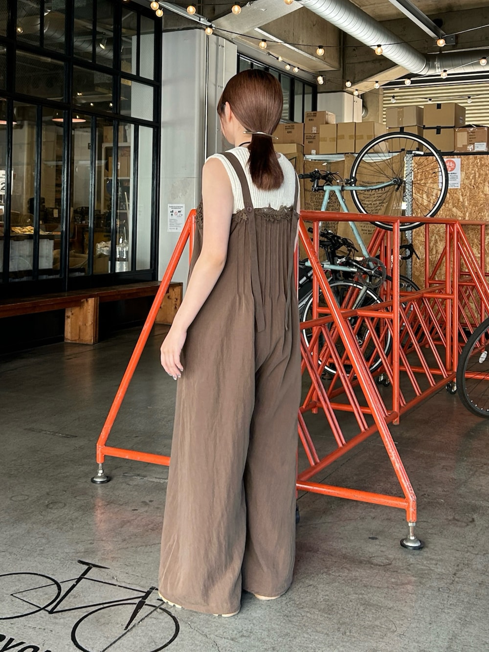 ブラウン系のその他パンツ、ブラック系のショルダーバッグ、ホワイト系のベストを着用したレディースの夏コーディネートの3枚目の写真