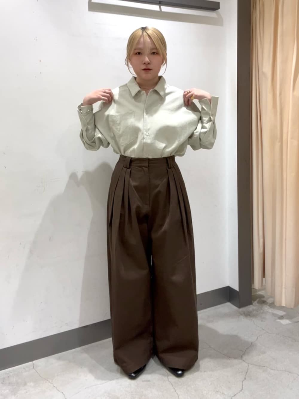 グリーン系のシャツ/ブラウス、ホワイト系のキャミソール、ブラウン系のその他パンツを着用したレディースの春コーディネートの5枚目の写真