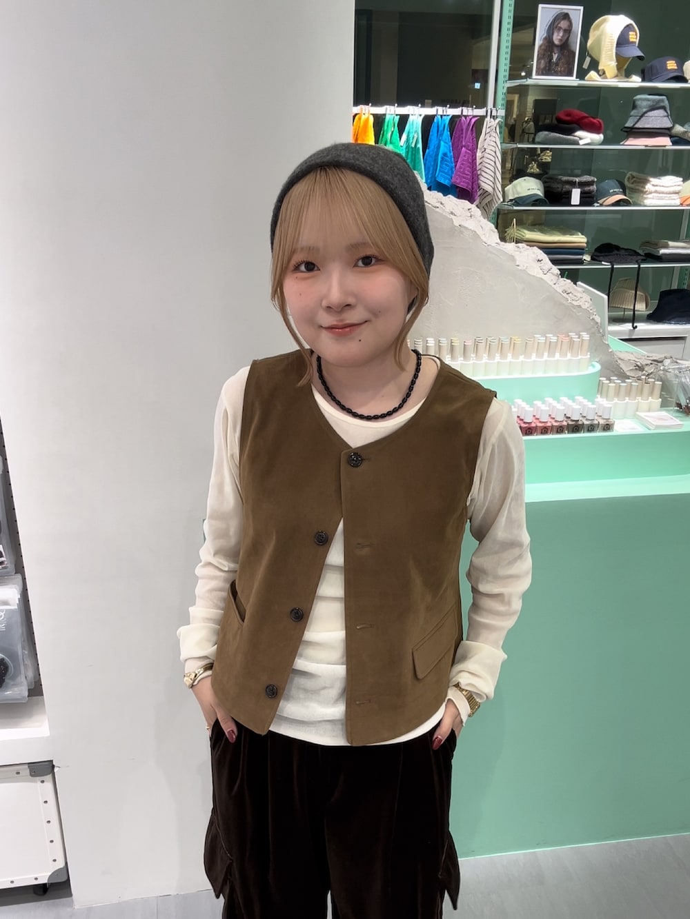 イエロー系のその他アウター、ホワイト系のTシャツ/カットソー、グレー系のバンダナ/スカーフを着用したレディースの秋コーディネートの2枚目の写真