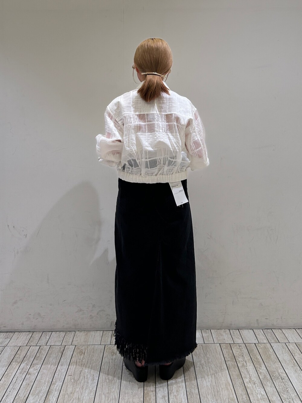 ブラック系のスカート、ブラック系のその他シューズ、ピンク系のショルダーバッグを着用したレディースの春コーディネートの4枚目の写真