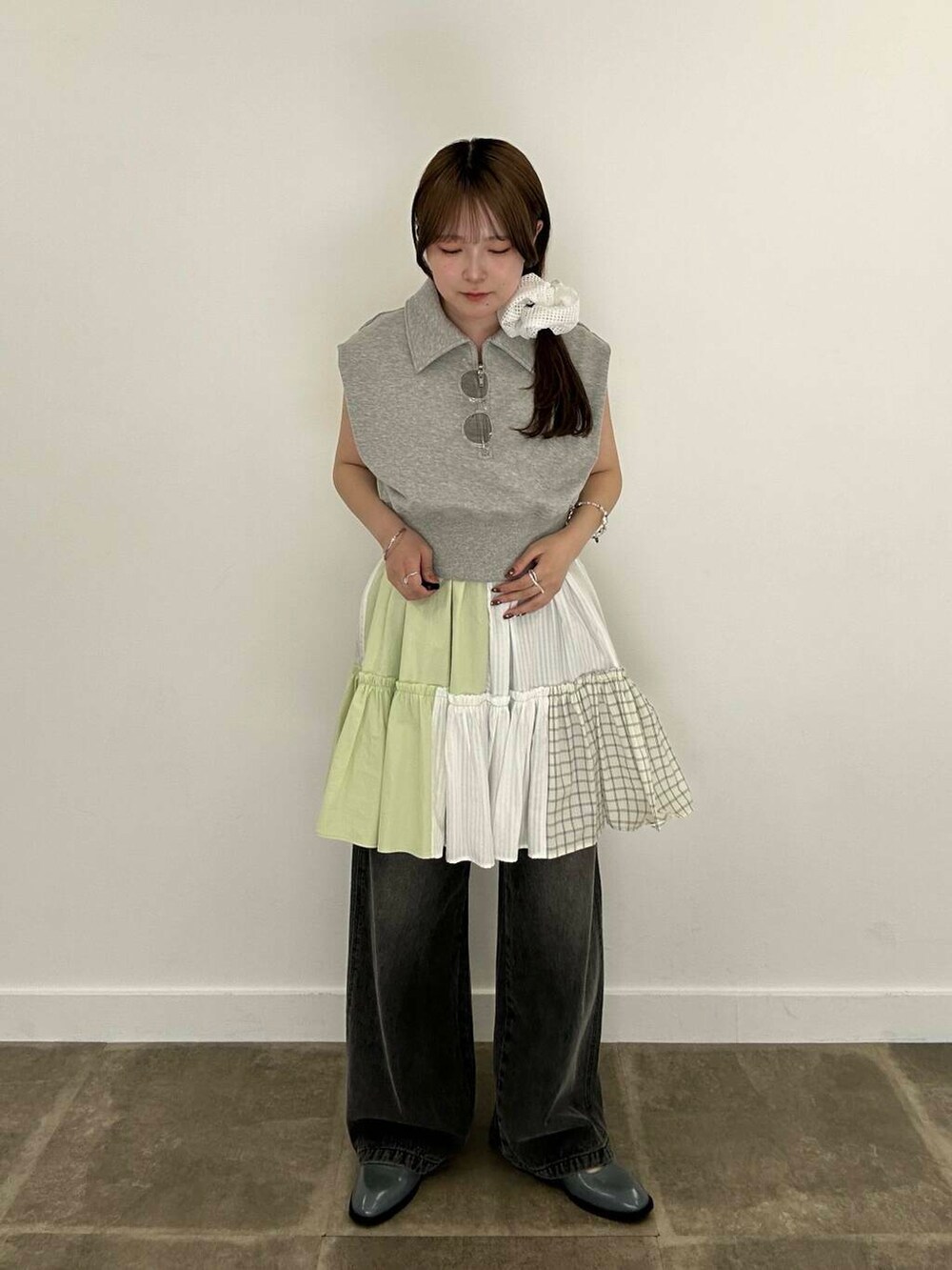 ブルー系のローファー、ブラック系のデニムパンツ、グレー系のスウェットを着用したレディースの春コーディネートの2枚目の写真