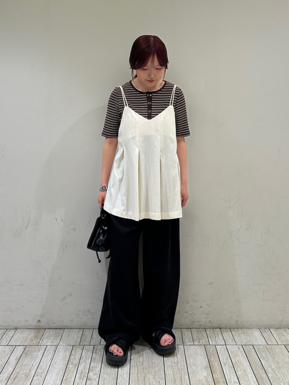 ホワイト系のその他トップス、ブラウン系のTシャツ/カットソー、ブラック系のその他パンツを着用したレディースの夏コーディネートの2枚目の写真