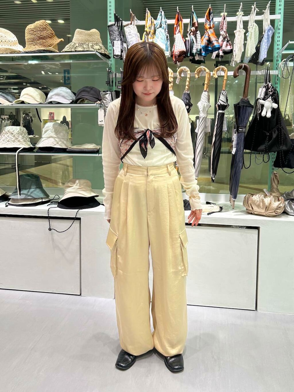 ホワイト系のTシャツ/カットソー、ベージュ系のその他パンツ、ブラック系のバンダナ/スカーフを着用したレディースの春コーディネートの3枚目の写真