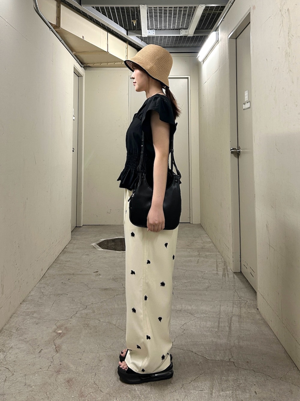 ホワイト系のその他パンツ、ブラック系のショルダーバッグ、ブラック系のシャツ/ブラウスを着用したレディースの夏コーディネートの4枚目の写真