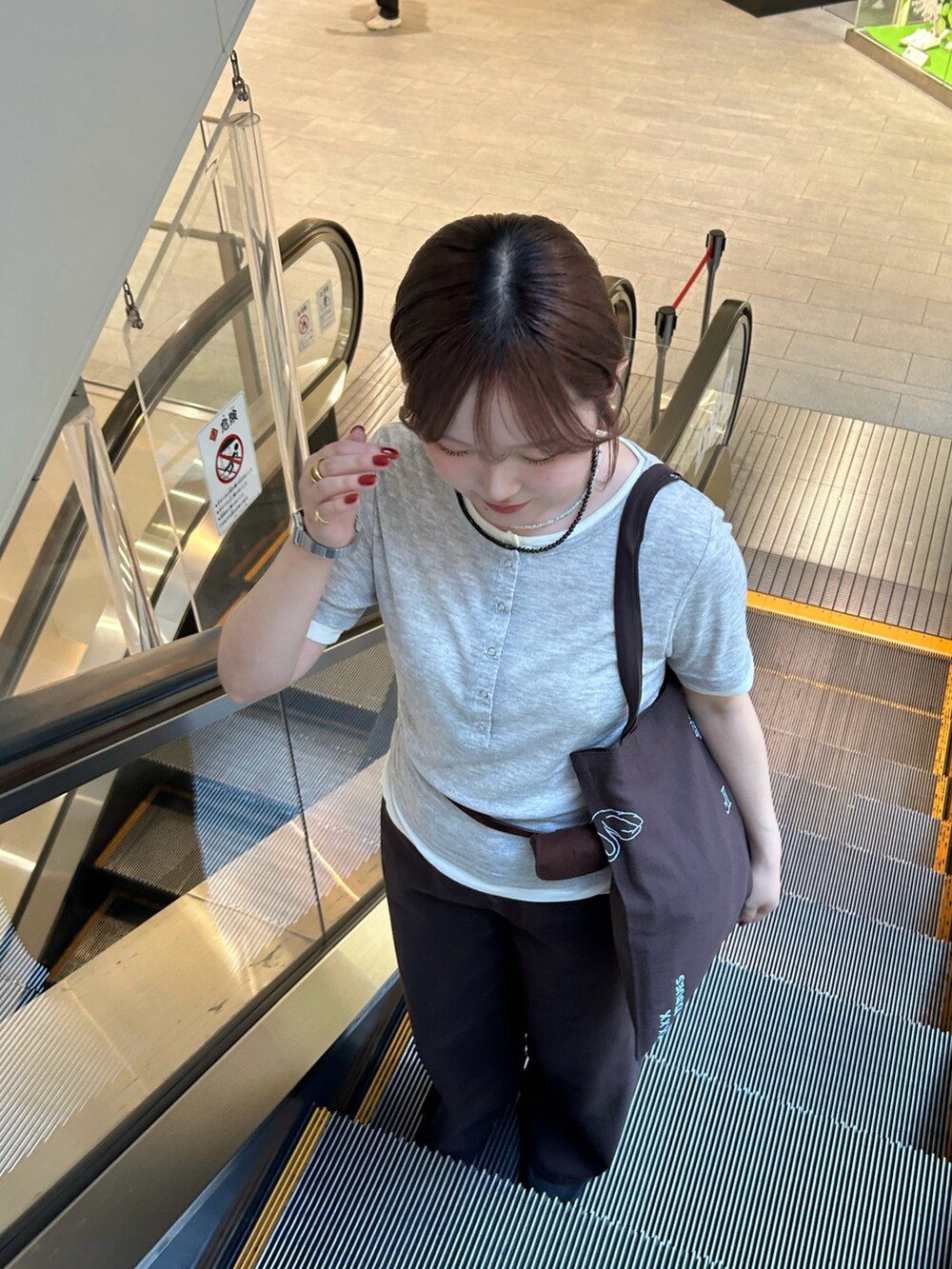 グレー系のTシャツ/カットソー、ブラウン系のその他パンツ、ブラック系のスニーカーを着用したレディースの春コーディネートの4枚目の写真