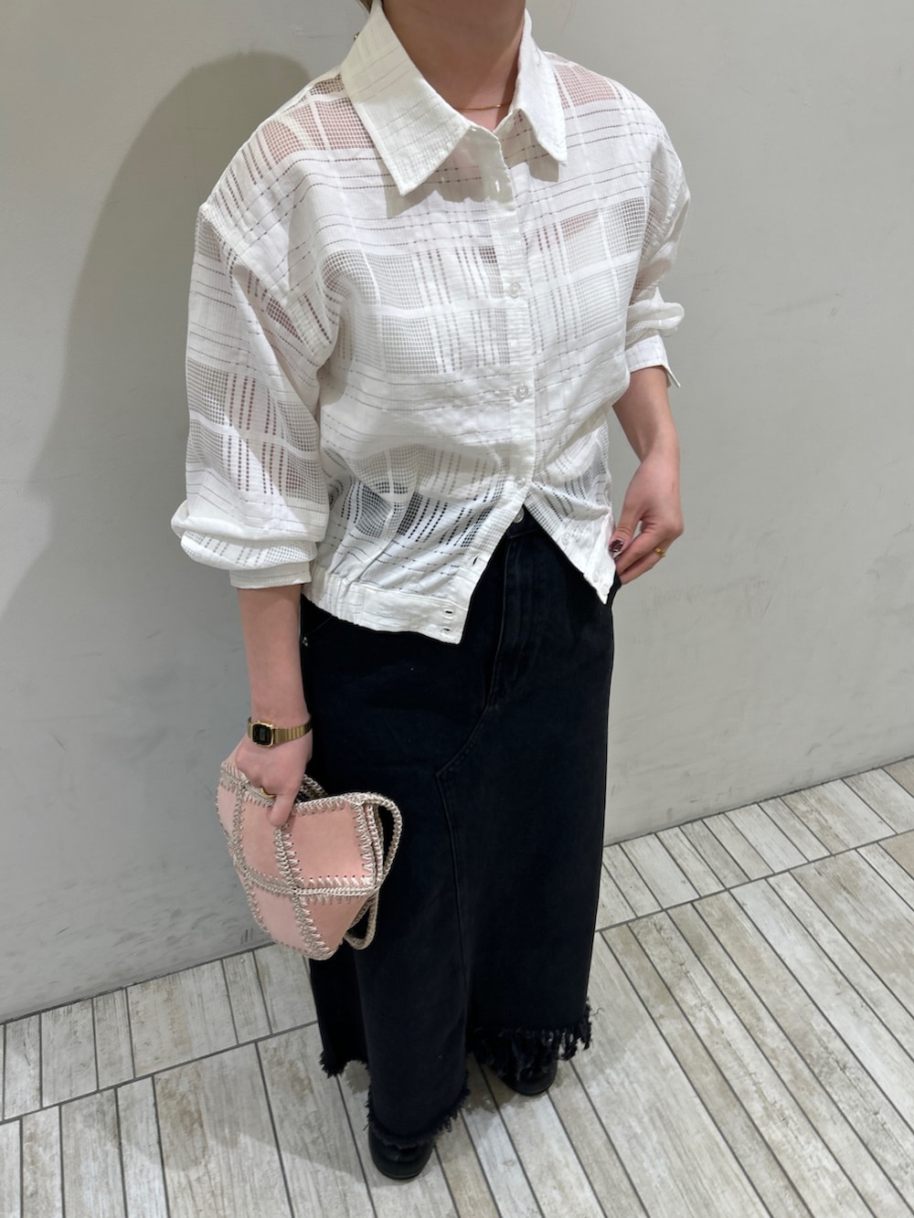 ブラック系のスカート、ブラック系のその他シューズ、ピンク系のショルダーバッグを着用したレディースの春コーディネートの6枚目の写真