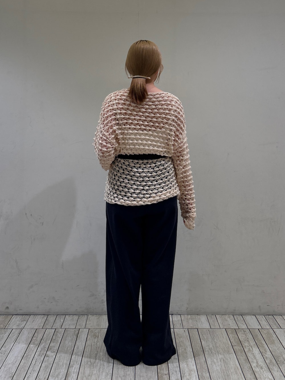 ホワイト系のニット/セーター、ブルー系のその他パンツ、ブラック系のベルトを着用したレディースの春コーディネートの3枚目の写真